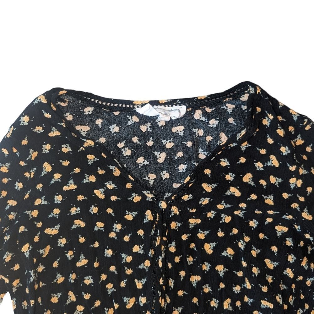 🛍️ Black & Yellow Floral Long Sleeve Button Up Shirt - Picture 2 of 6